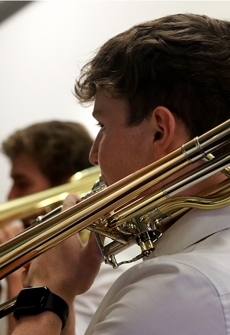 Hoaschoaf Band-Mitglied spielt ein Brassinstrument live auf der Bühne