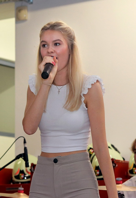 Hoaschof Band-Mitglied singt live auf der Bühne