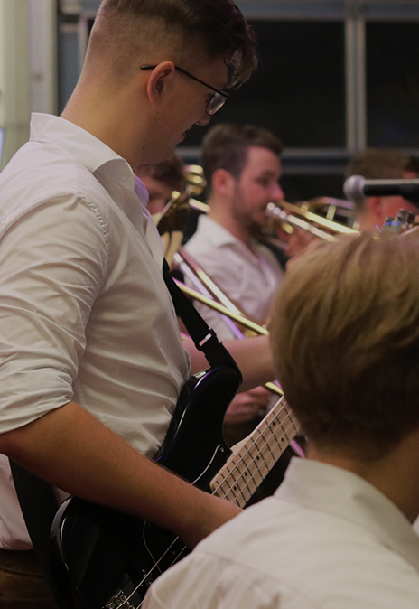Hoaschoaf Band-Mitglied spielt E-Gitarre live auf der Bühne